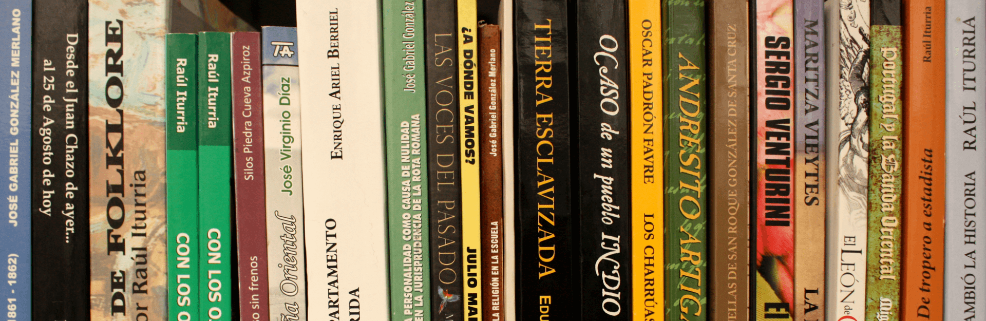 Bibiloteca con Libros de Ediciones Tierradentro